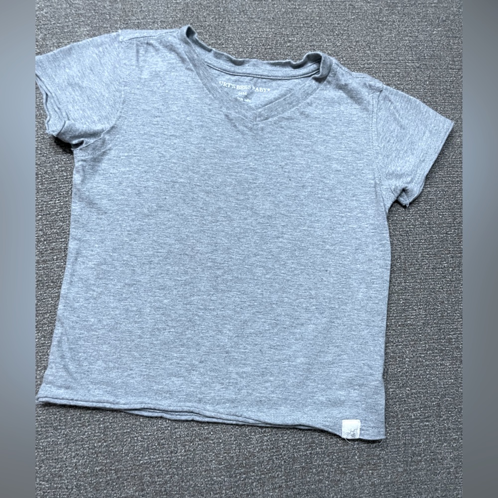 grey v-neck tee